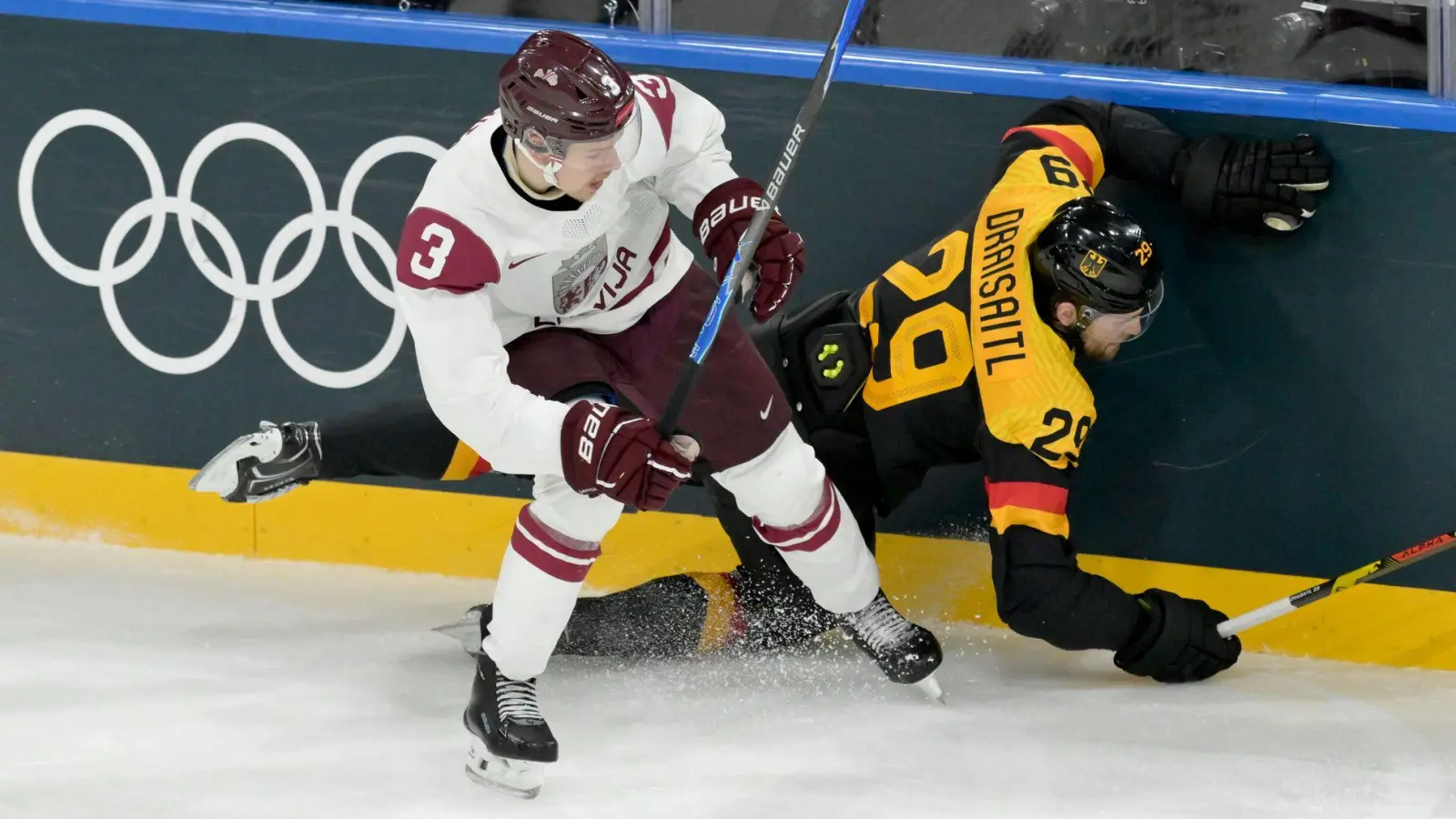 Alberts Smits (l) wechselt nach München. (Archivbild) (Foto: Peter Kneffel/dpa)