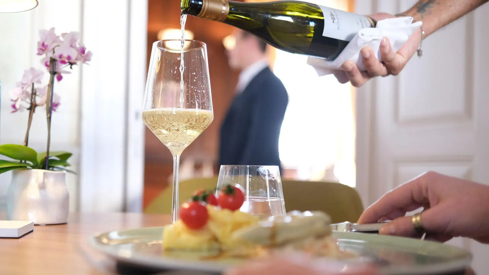 Viele Restaurants in Deutschland stehen wegen gestiegener Preise unter Druck (Archivbild) (Foto: Bernd Weißbrod/dpa)