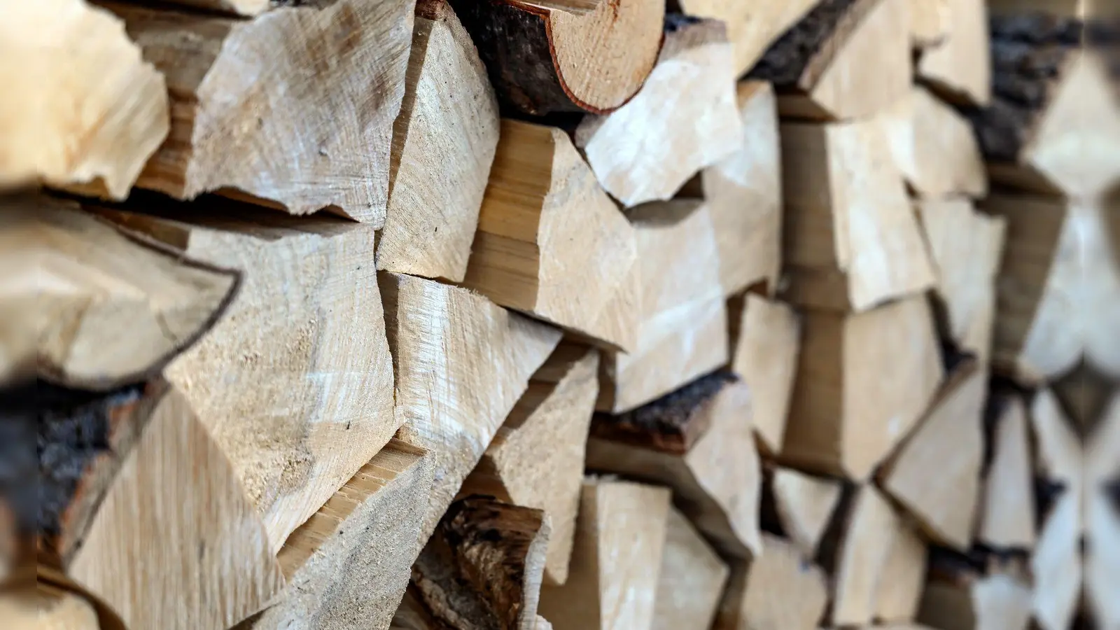 Trockenes, gespaltenes Holz mit weniger als 20 Prozent Feuchtigkeit ist ideales Feuerholz für Ofen und Kamin. (Foto: Daniel Maurer/dpa-tmn)