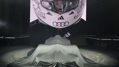 Noch verhüllt: Audi bot wenige Wochen vor seiner Formel-1-Premiere ein großes Spektakel. (Foto: Soeren Stache/dpa)