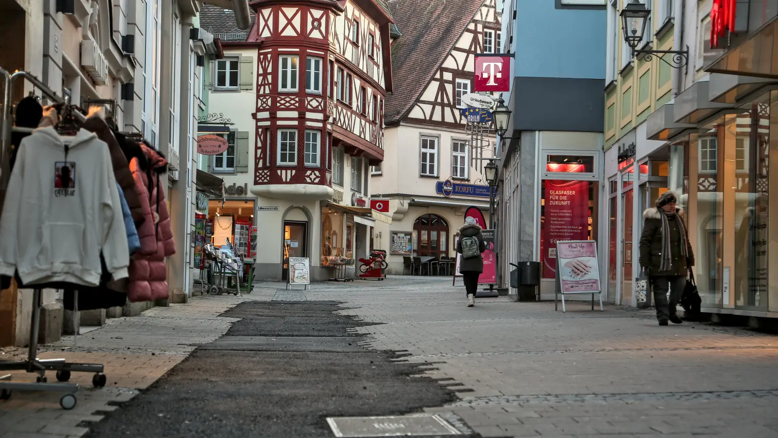 Die Uzstraße ist nach dem Abschluss der Bauarbeiten zwar für Fußgänger wieder voll begehbar, allerdings stehen noch Pflasterarbeiten aus, um den Flickenteppich zu beseitigen. (Foto: Tizian Gerbing)