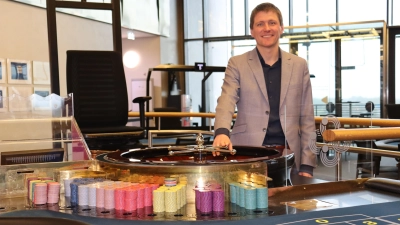 Nur für das Foto dreht Spielbank-Direktor Thorsten Müller das Roulette-Rad. Im regulären Spielbetrieb in Feuchtwangen dürfen das nur die entsprechend ausgebildeten Croupiers, für die das Roulette die Königsdisziplin ist. (Foto: Thomas Schaller)