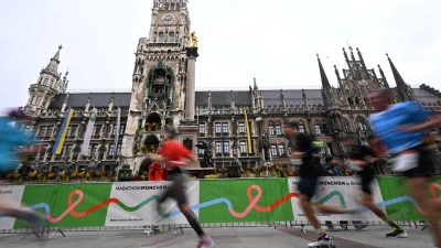 Der Münchner Marathon führte auch am Marienplatz vorbei. (Archivbild) (Foto: Felix Hörhager/dpa)