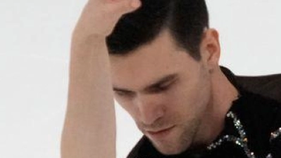 Minerva Hase (l) und Nikita Volodin liegen nach dem Kurzprogramm bei der Nebelhorn Trophy in Oberstdorf auf Platz zwei. (Foto: Sergei Grits/AP/dpa)