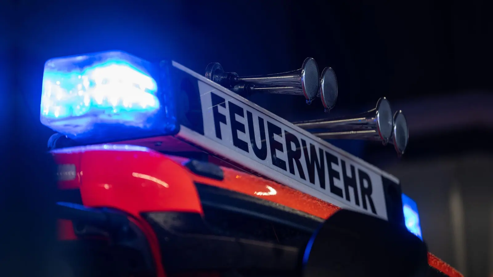 Tragisches Ende eines Rettungseinsatzes: Nach dem Wohnungsbrand in Bamberg ist das Opfer im Krankenhaus gestorben. (Symbolbild) (Foto: Marijan Murat/dpa)
