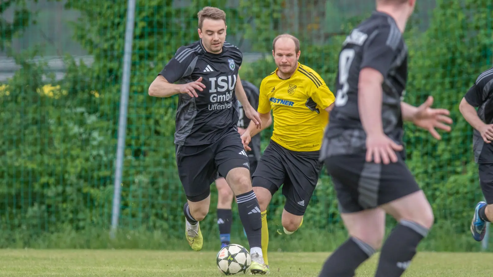 Im Vorwärtsgang: Andre Hümmer (links) traf per Elfmeter zum 2:1 für Weigenheim. Rechts Jonas Scheuenstuhl vom SVL. (Foto: Markus Zahn)