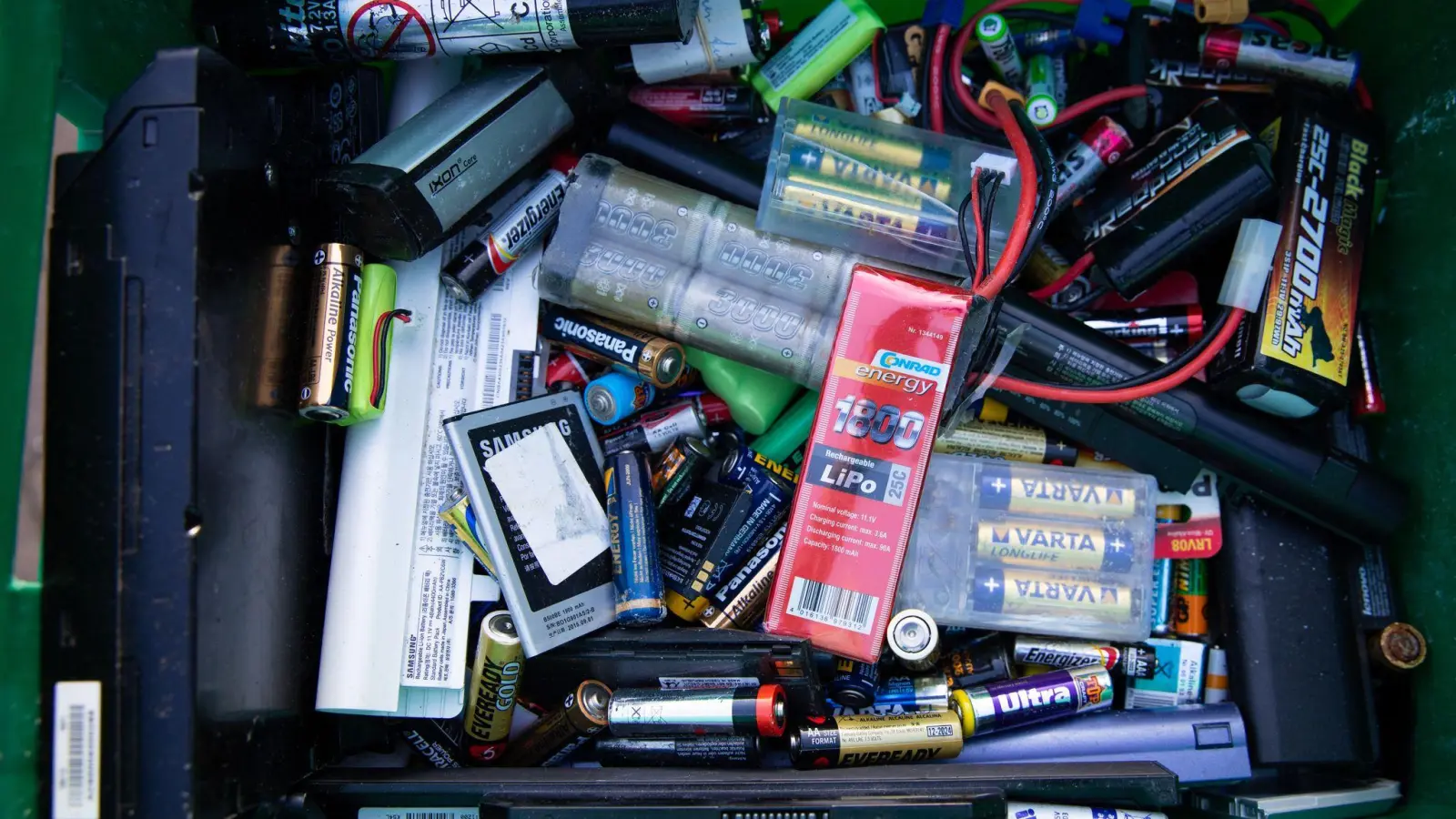 Alte Batterien müssen fachgerecht entsorgt werden. (Foto: Christian Charisius/dpa)