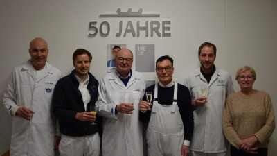 50 Jahre hat Antonio Silano (Dritter von rechts) in dem Heilsbronner Unternehmen gearbeitet. Dafür wurde er von Johannes, Max, Otto, Jakob und Hanna Kupfer geehrt (von links). (Foto: Florian Schwab)