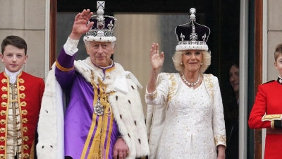 Die frisch gekrönten König Charles III. und Königin Camilla winken vom Balkon des Buckingham Palastes der Menge zu. (Foto: Owen Humphreys/PA Wire/dpa)