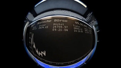 Die Konzerne in Dax und MDax zahlen erneut Milliarden an ihre Anteilseigner - die Summe ist aber voraussichtlich kleiner als ein Jahr zuvor. (Symbolbild) (Foto: Arne Dedert/dpa)