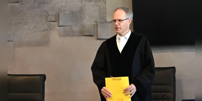 Ungewöhnlich weit geht in dem Prozess der Blick von Matthias Held, dem Vorsitzenden der Großen Strafkammer. Am Landgericht Ansbach ist ein Doppel-Mord im Irak angeklagt.  (Foto: Manfred Blendinger)