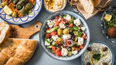 Vielfalt in der Schüssel: Bunte Salate mit viel Gemüse und frischen Kräutern sind typisch für die Mittelmeerküche.  (Foto: Christin Klose/dpa-tmn)