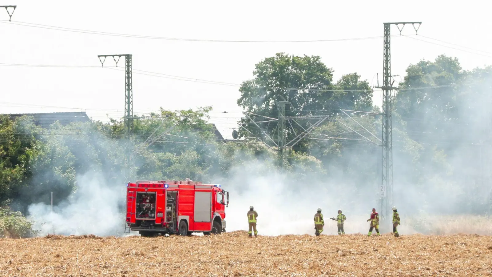 Nach dem Brand ist die Bahnstrecke inzwischen wieder frei. (Foto: Patrick Schüller/dpa)