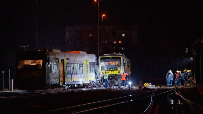 Die Ermittlungen zur Ursache des Zugunfalls begannen noch am Abend. (Foto: Daniel Vogl/dpa)