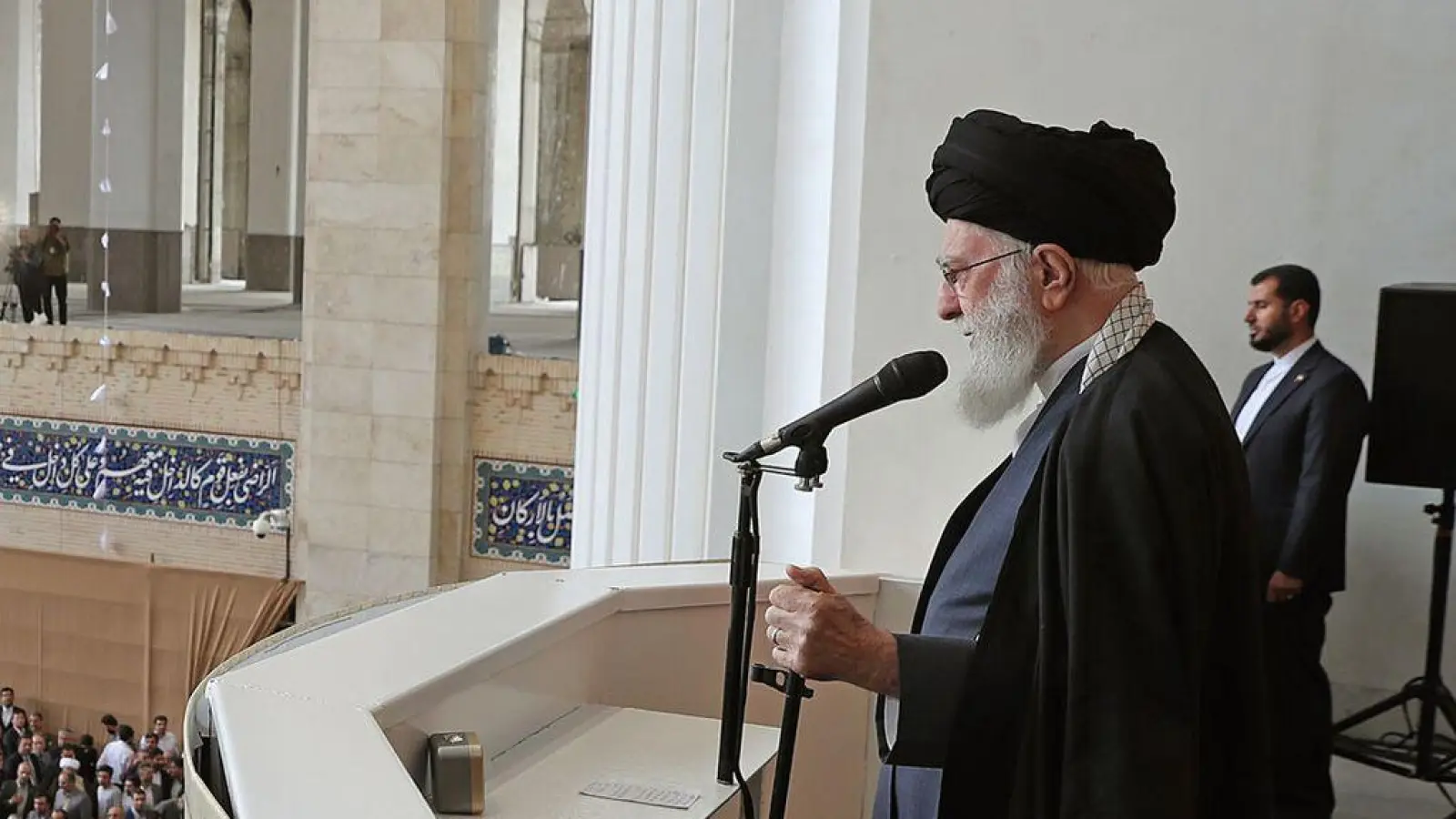 Ajatollah Ali Chamenei hält bei seiner Rede den Lauf eines Gewehrs in der Hand. (Foto: Iranian Supreme Leader's Office/ZUMA Press Wire/dpa)