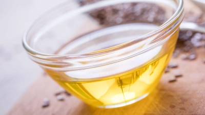 Leinöl kann zur Möbelpflege verwendet werden, allerdings sollte dabei eine wichtige Sache beachtet werden. (Foto: Christin Klose/dpa-tmn)