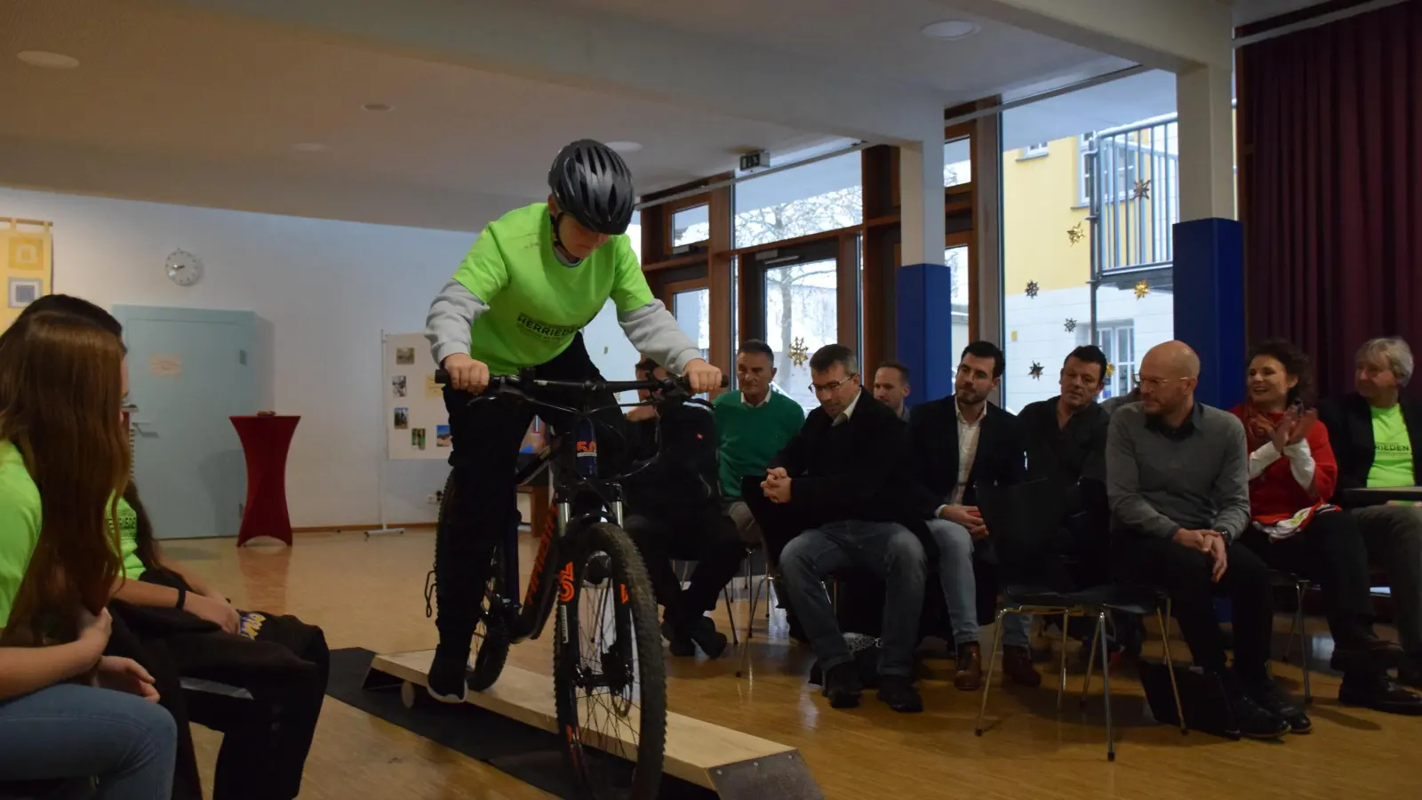 Mountainbike-Vorführung in der Aula: Jamie Noack und seine Mitschüler zeigten zu Beginn des Festakts, warum die Wolfhard-Schule Herrieden als „Schoolbikers-Schule“ ausgezeichnet wurde.  (Foto: Philipp Zimmermann)