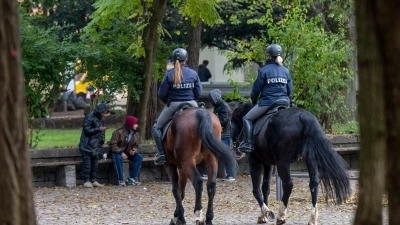 Berittene Polizeistreifen gibt es nun auch im Alten Botanischen Garten. (Foto: Peter Kneffel/dpa)