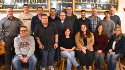 Die Bewerberinnen und Bewerber der Wählergruppe Unabhängige Bürger Weinberg für die Gemeinderatswahl. Die Versammlung leitete der zweite Bürgermeister Thomas Hillermeier (stehend, Dritter von rechts). (Foto: Werner Wenk)