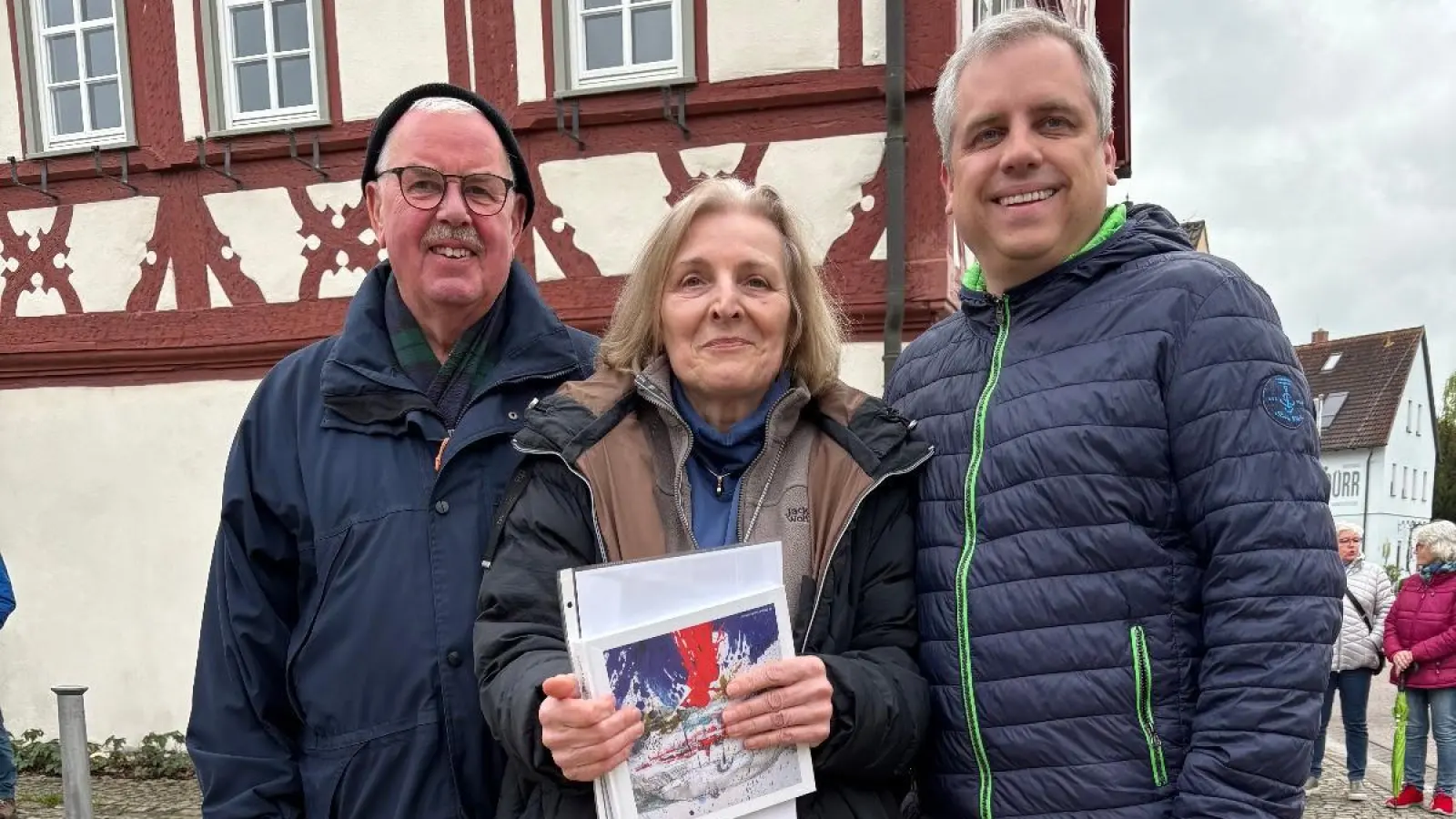 Organisiert und begleitet hatten die Dorfführung in Bullenheim Heinz Voit (links), Dr. Doris Klose-Violette und Volker Lehrieder. (Foto: Werner Franz)