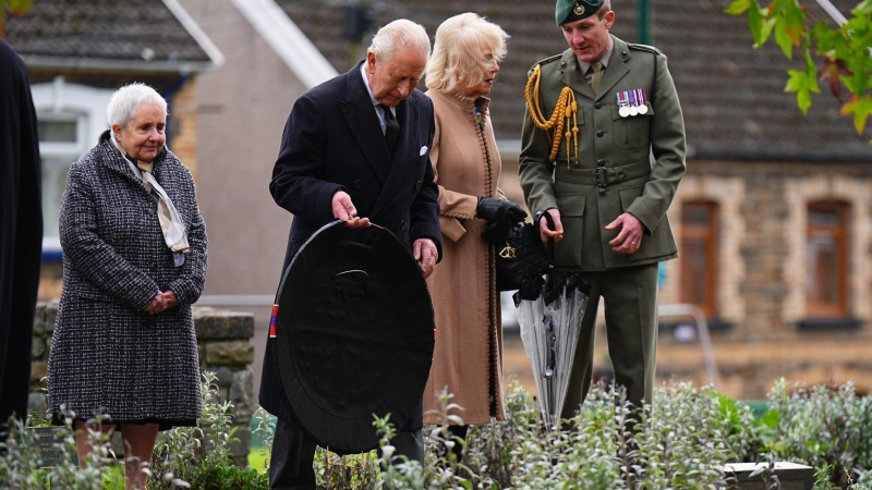 König Charles III. und Königin Camilla gedenken der verheerenden Katastrophe von Aberfan.  (Foto: Aaron Chown/Press Association/PA Wire/dpa)