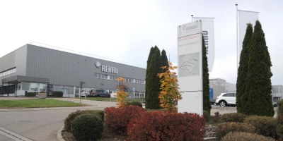 Stimmt das Kartellamt zu, dann wird Rehau Autmotive, hier der Standort Feuchtwangen mit seinen rund 1000 Beschäftigten, von einem US-Unternehmen übernommen. In diesem Zuge ist zudem die Fusion mit einem weiteren Automobilzulieferer geplant. (Foto: Peter Zumach)
