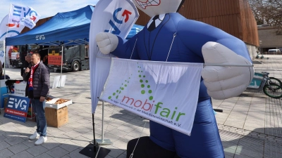 Mehrere Dutzend EVG-Mitglieder protestieren für mehr Sicherheit für Bahn-Beschäftigte. (Foto: Karl-Josef Hildenbrand/dpa)