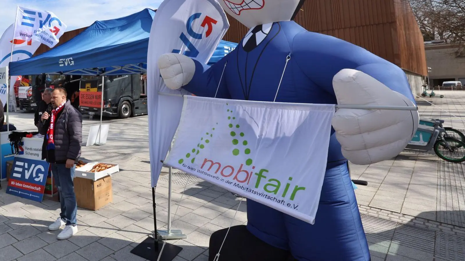 Mehrere Dutzend EVG-Mitglieder protestieren für mehr Sicherheit für Bahn-Beschäftigte. (Foto: Karl-Josef Hildenbrand/dpa)