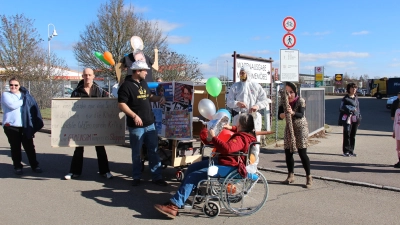 Schon vor der Aufstellung gab es bei den selbst ernannten „Schwurblern“ Ärger. Wenig später setzte es einen Platzverweis. (Foto: Susanne Pfahler)