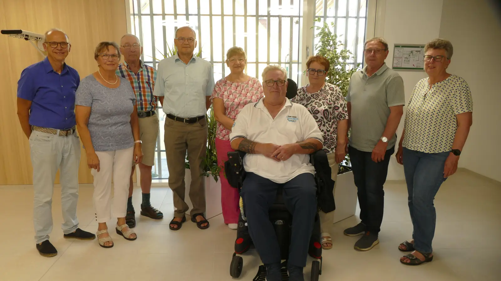 Hannes Hauptmann (links), Seniorenbeauftragter im Stadtrat Burgbernheim, freut sich darüber, dass es nun einen Seniorenbeirat gibt. Der besteht aus (von links): Lydia Henninger, Konrad Fischer, Helmut Fluhrer, Angelika Stegmayer, Harry Showers, Heidi Rückert, Gerhard Keller und Ilse Keller. (Foto: Helmut Meixner)