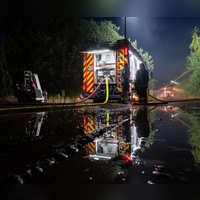 Mehr als 180 Einsatzkräfte waren am Dienstag mit der Bekämpfung des Feuers beschäftigt. (Foto: Pia Bayer/dpa)