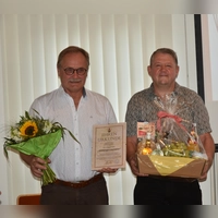 Die Blumen, die Urkunde und den Präsentkorb konnte der neue Altbürgermeister Wolfgang Schmidt (links) fürs Foto allein nicht tragen. Sein Nachfolger, Bürgermeister Johannes Hudezeck, half ihm gerne. (Foto: Anita Dlugoß)