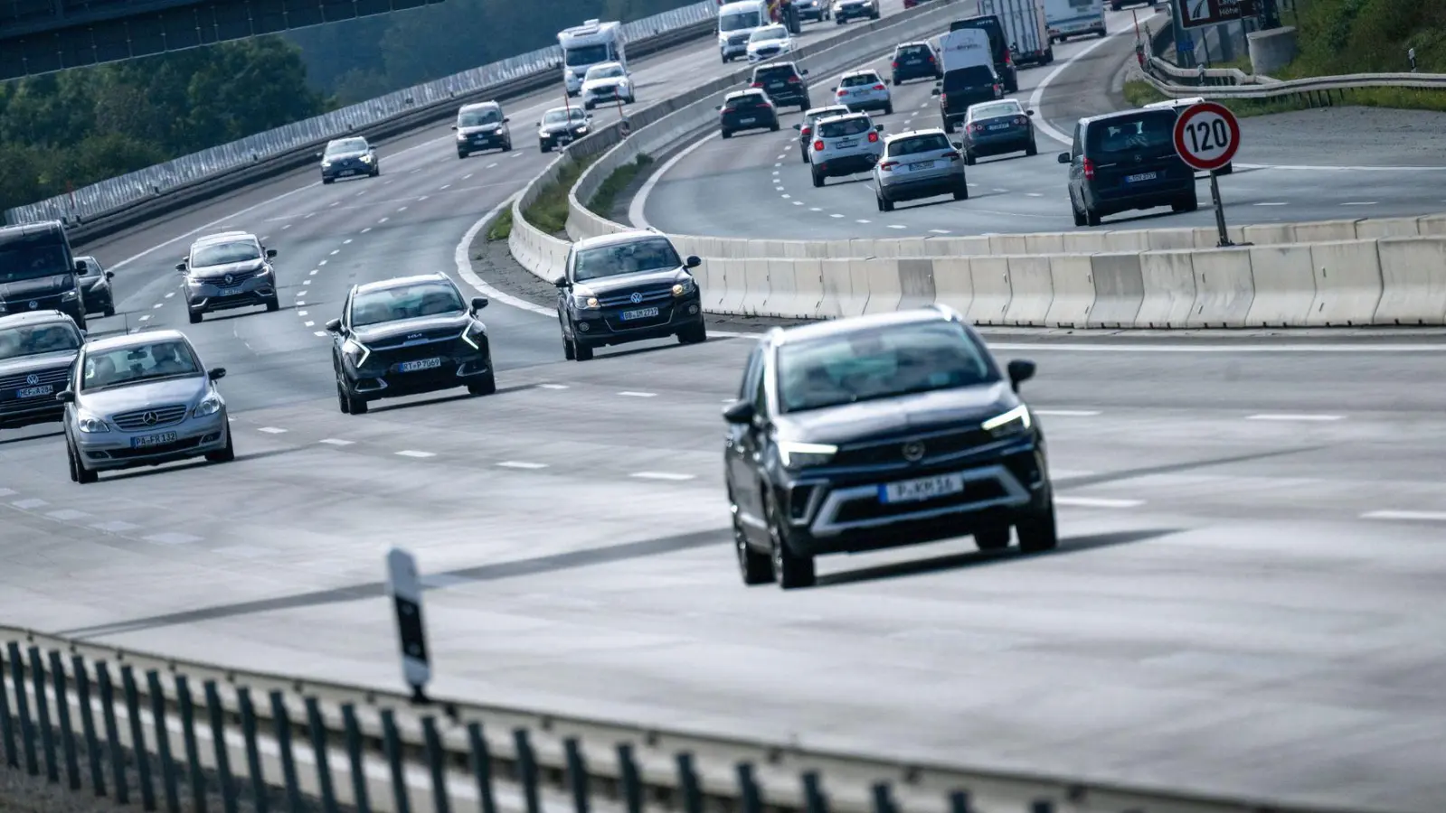 Dauerhaftes Linksfahren kann auf Autobahnen gefährlich sein, da es zu Auffahrunfällen und Aggressionen führen kann. (Foto: Pia Bayer/dpa/dpa-tmn)