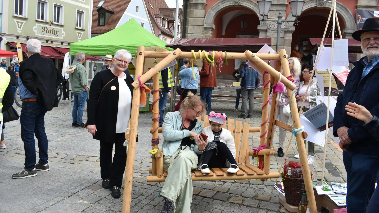 Die evangelische Kirche hatte eine Schaukel dabei, in der Pfarrerin Heidi Wolfsgruber mit vielen Menschen ins Gespräch kam – sehr zur Freude von Dekanin Ursula Brecht (links, stehend). (Foto: Ute Niephaus)