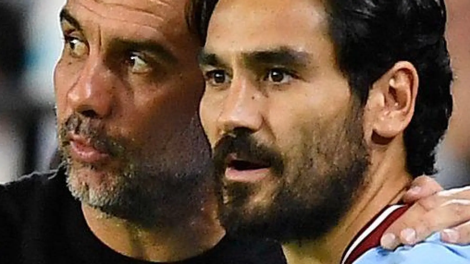 Gündoğan (r) spricht über Klopp - und Guardiola (l). (Archivbild) (Foto: Jose Breton/AP/dpa)
