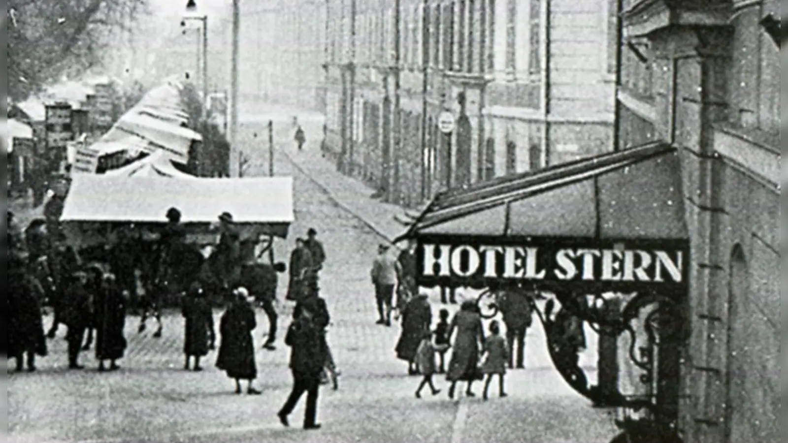 Gegenüber vom Hotel Stern, an der damaligen König-Ludwig-Promenade, richtet der ADAC den Ansbacher Kontrollpunkt der Deutschlandfahrt ein. (Repro: Alexander Biernoth)