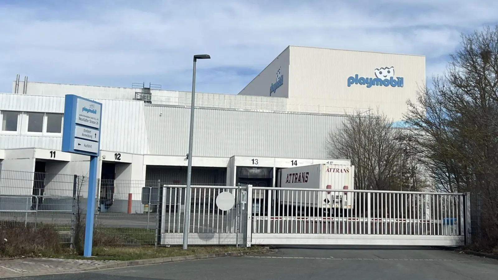 Wo früher Playmobil produzierte, sollen ab Juli andere Unternehmen einziehen. Über eine Internetbörse wird die Betriebsgebäude zur Vermietung angeboten. (Archivbild: Yvonne Neckermann)