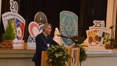 Uffenheims Bürgermeister Wolfgang Lampe bei seiner Neujahrsansprache. Die zahlreichen Jubiläen der Partnerschaften und Vereine bestimmten heuer beim Empfang die Bühnendekoration. (Foto: Johannes Zimmermann)