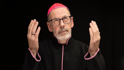 Die Rolle des Domkapitulars war die größte Herausforderung für Werner Schmidt, weil er nicht Fränkisch sprechen durfte.  (Foto: Andreas Riedel)