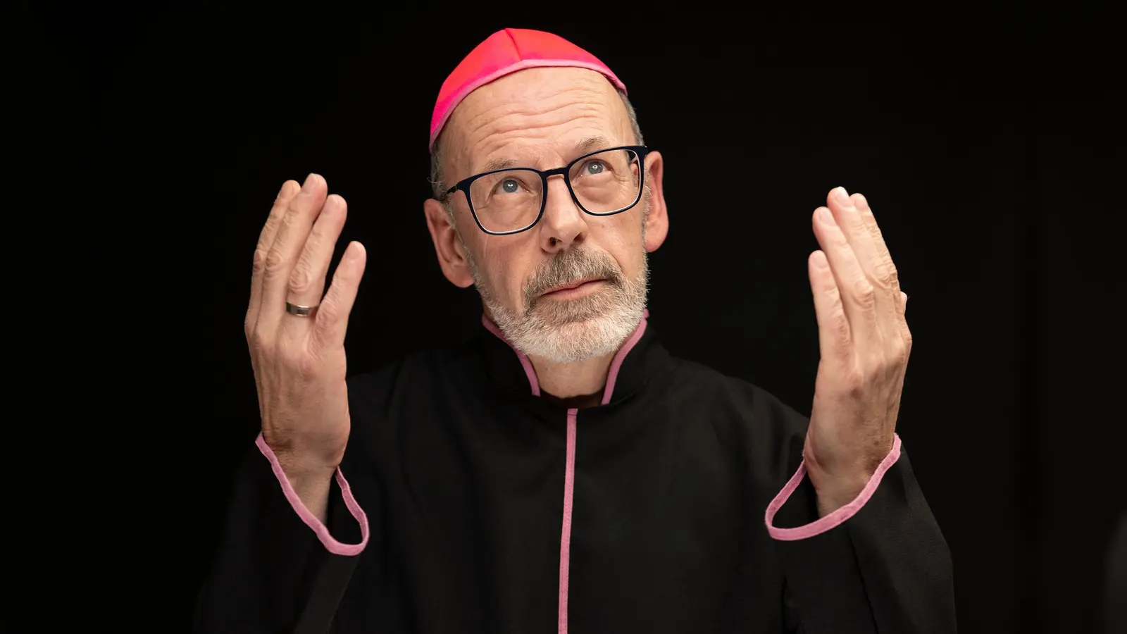 Die Rolle des Domkapitulars war die größte Herausforderung für Werner Schmidt, weil er nicht Fränkisch sprechen durfte.  (Foto: Andreas Riedel)