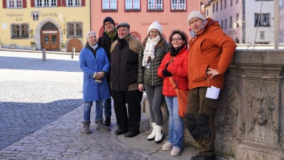 Die Gästeführer (von links) Ruth Pianka, Dr. Oliver Gußmann, Daniel Weber, Elena Kandert, Claudia Brand und Harald Ernst wollen Gäste für die Historie Rothenburgs begeistern. (Foto: Simone Hedler)