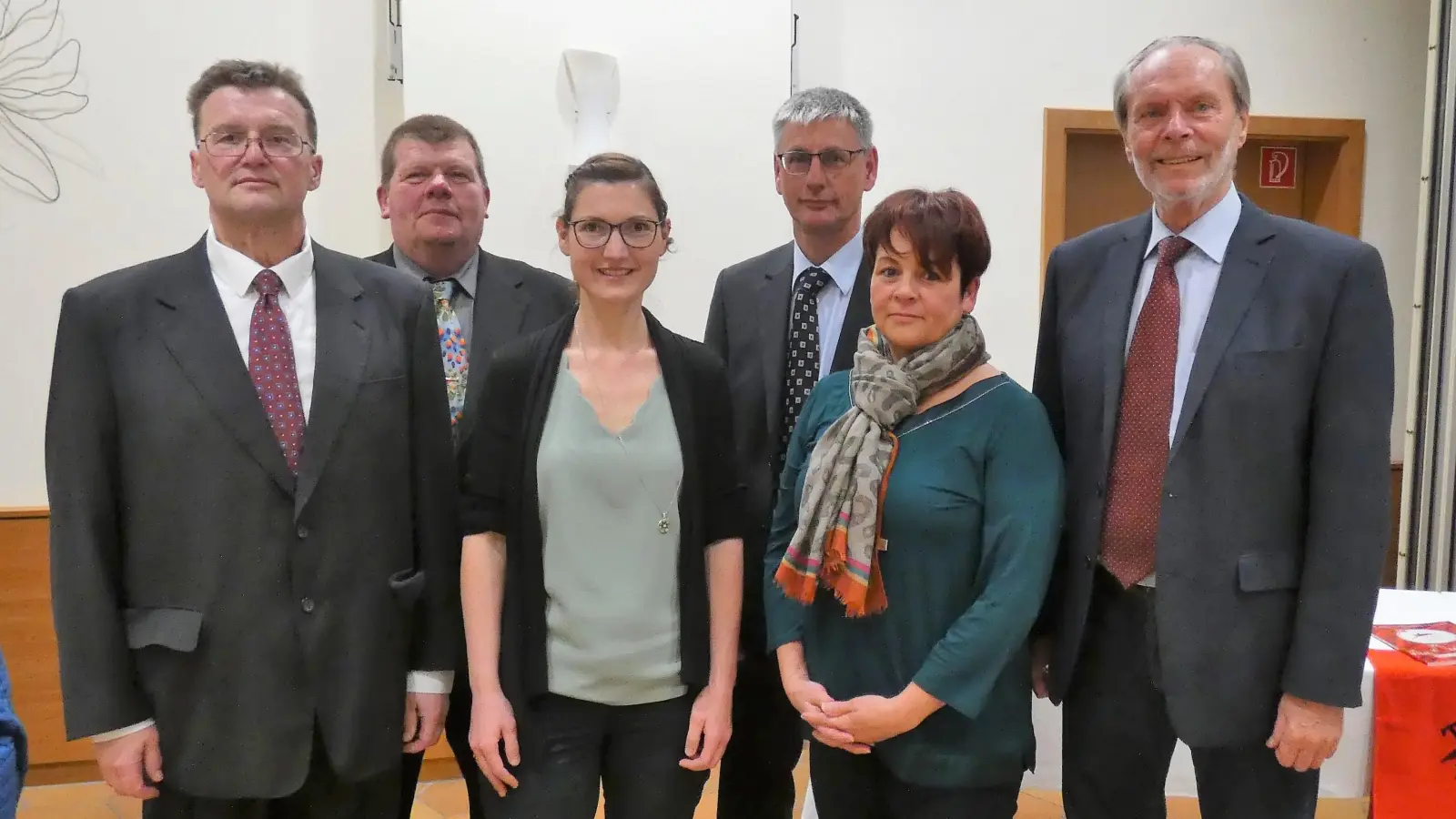 Neben dem Vorsitzenden Dieter Kölle (rechts) wurden auch die weiteren Vorstände des TSV 2000 wiedergewählt (von links): Wolfgang Keitel, Karl-Heinz Ehnes, Susanne Tröger, Roland Schmidt und Brigitte Hiermann (nicht im Bild: Maik Schulze). (Foto: Karl-Heinz Gisbertz)