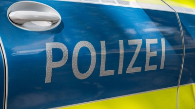 Ein verdächtiges Paket hat im oberfränkischen Forchheim einen größeren Polizeieinsatz ausgelöst. (Symbolbild) (Foto: Daniel Vogl/dpa)