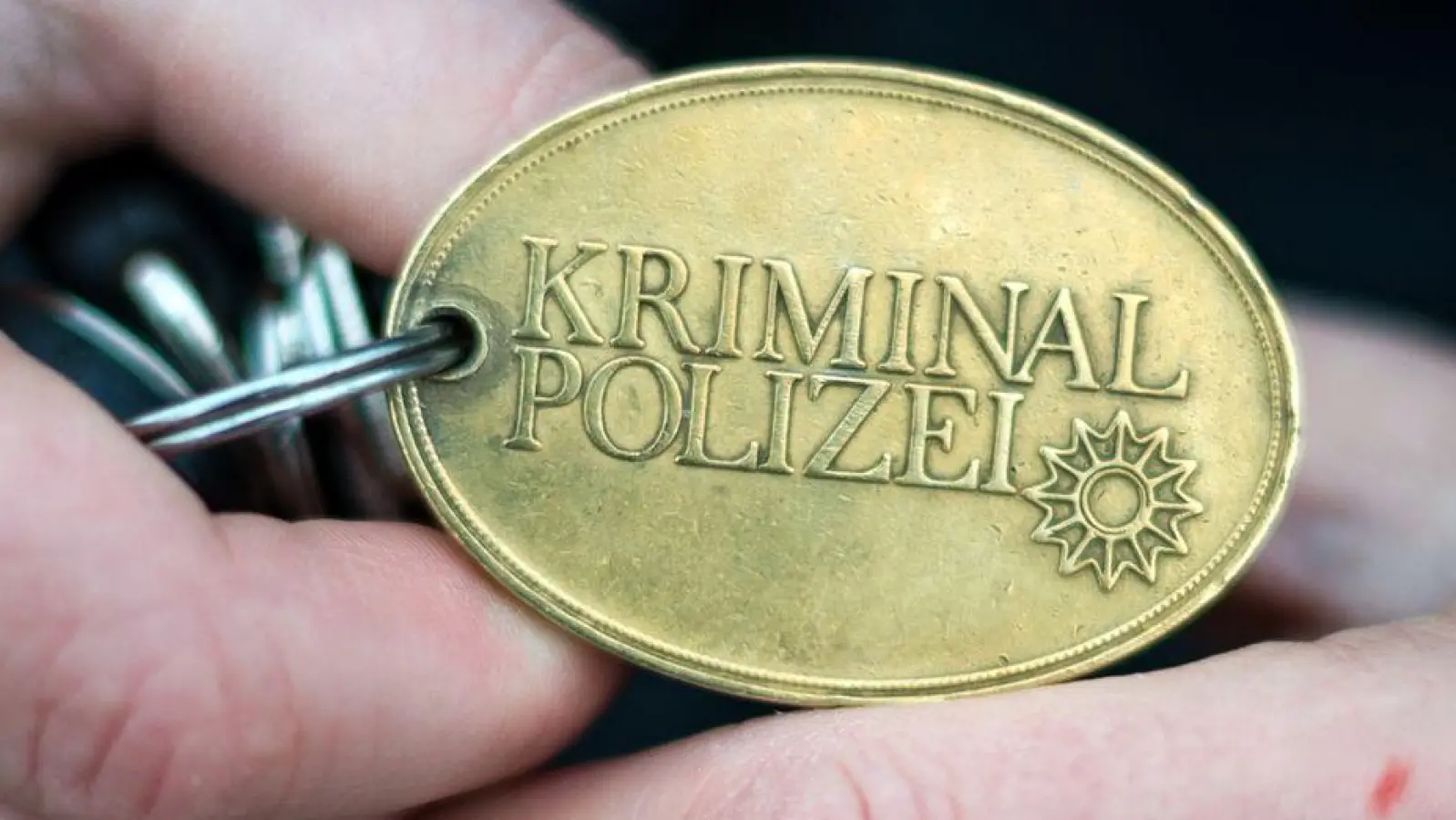 Plakate mit ausländerfeindlichen Inhalten wurden in Bad Windsheim entdeckt. Nun ermittelt die Kriminalpolizei Ansbach. (Foto: Sina Schuldt/dpa/dpa-tmn)