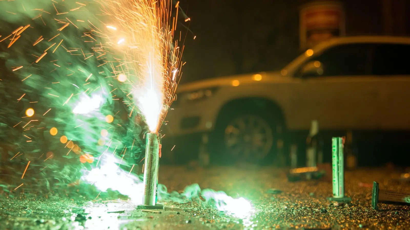 Feuer Frei: Wer sicher gehen will, dass sein Auto rund um Silvester und Neujahr völlig unversehrt bleibt, achtet beim Abstellort besser auf ein paar Dinge. (Foto: Andrea Warnecke/dpa-tmn)