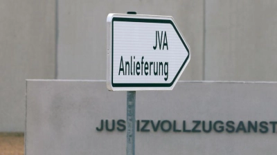 Nach den Misshandlungsvorwürfen gegen Mitarbeiter des Augsburger Gefängnisses im Vorort Gablingen sollen nun neue Gesetze auf den Weg gebracht werden. (Archivbild) (Foto: Karl-Josef Hildenbrand/dpa)