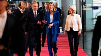 Will die Idee eines Europäischen Sicherheitsrates verwirklichen und auch Kanada einbeziehen: EU-Kommissionspräsidentin Ursula von der Leyen (r), hier mit Parlamentspräsidentin Roberta Metsola und Kanadas Premierminister Mark Carney. (Foto: Justin Tang/Canadian Press via ZUMA Press/dpa)