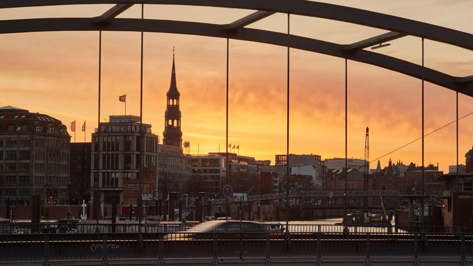 Der Hamburger Hafen feiert dieses Wochenende seinen 834. Geburtstag. (Foto: Georg Wendt/dpa)