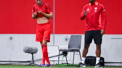 Startelfeinsatz im Testspiel: Aber Leon Goretzka (l.) hat einen schweren Stand beim neuen Bayern-Trainer Vincent Kompany. (Foto: Sven Hoppe/dpa)