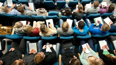 Das Erasmus-Programm ist vor allem für Auslandsaufenthalte von Studierenden bekannt. (Symbolbild)  (Foto: Julian Stratenschulte/dpa)